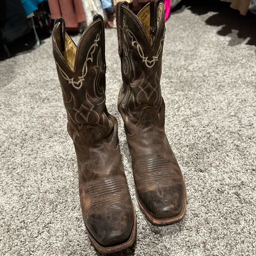 Size 7.5B women’s Tony Lama cowboy boots
